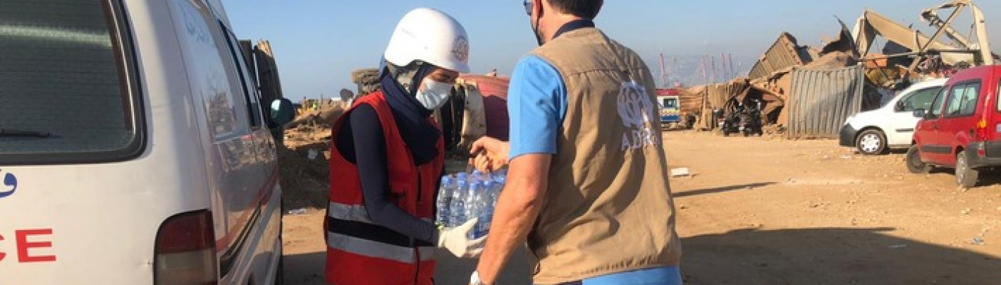 Helferinnen und Helfer versorgen die Menschen in Beirut mit Wasser und Lebensmitteln. | Bildquelle: obs/Aktion Deutschland Hilft e.V./ADRA/Libanon