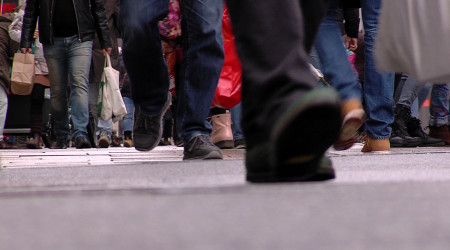 Fußgängerzone mit vielen Menschen | Bildquelle: RTF.1