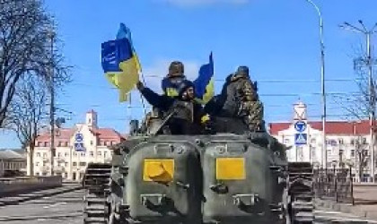 Ukrainische Panzerbesatzung mit Fahnen 4 | Bildquelle: Ukrainische Streitkräfte
