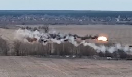 Abschuss russischer Hubschrauber-4: Der Hubschrauber fliegt brennend weiter