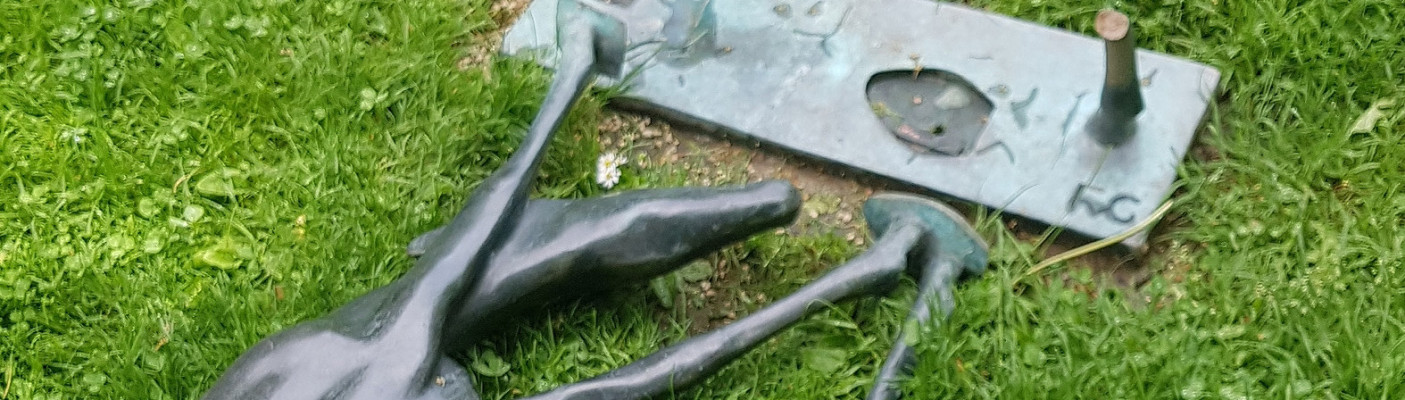 Umgestoßene Reh-Skulptur | Bildquelle: Stadt Reutlingen