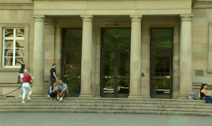 Uni Tübingen Eingang | Bildquelle: RTF.1