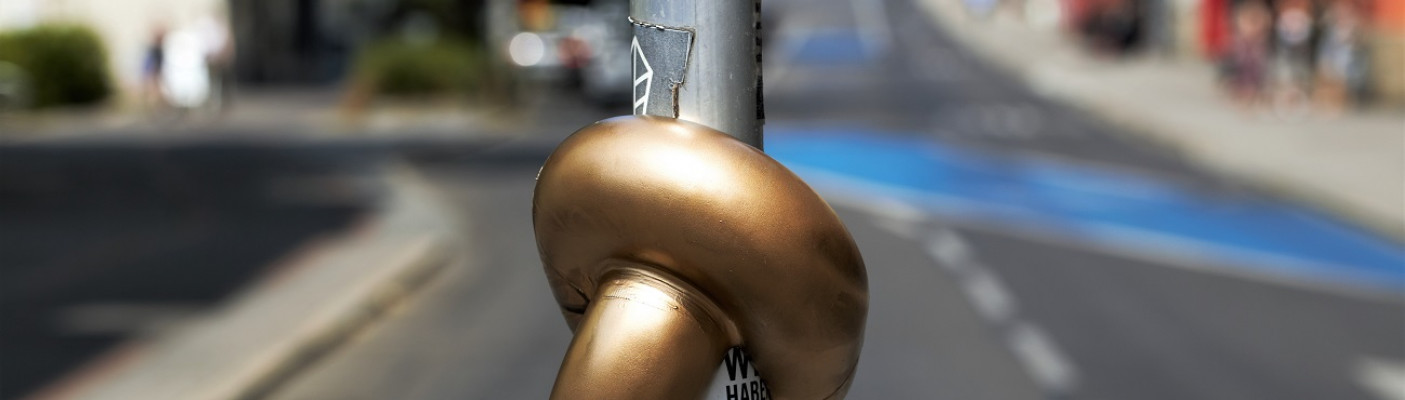 Goldener Knoten in der Wilhelmstraße | Bildquelle: Aktionsbündnis „Kein Knoten für Zetkin“