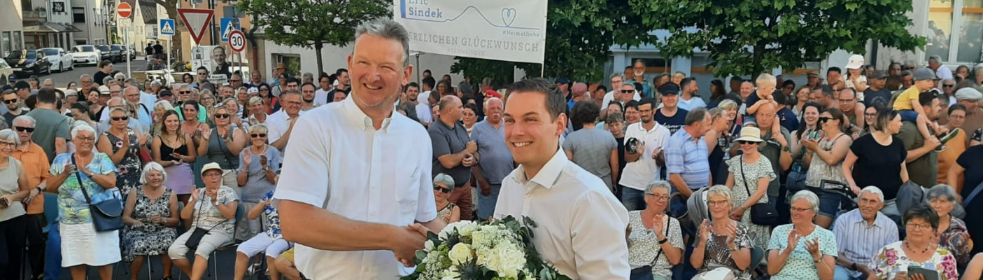 Bürgermeisterwahl Eningen: Alter Bürgermeister Schweizer gratuliert Wahlsieger Eric Sindek | Bildquelle: RTF.1