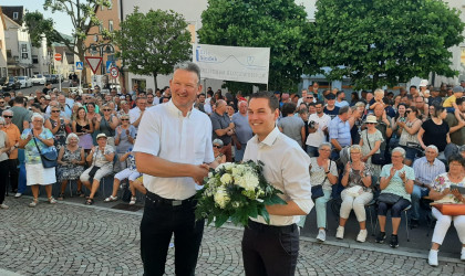Bürgermeisterwahl Eningen: Alter Bürgermeister Schweizer gratuliert Wahlsieger Eric Sindek | Bildquelle: RTF.1