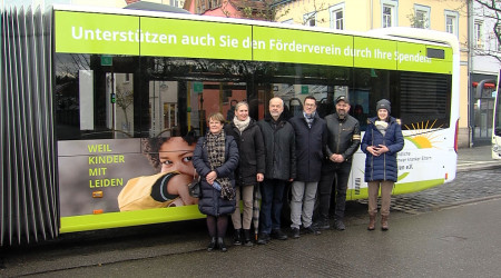 Sonnenstrahlenbus fährt durch Reutlingen | Bildquelle: RTF.1